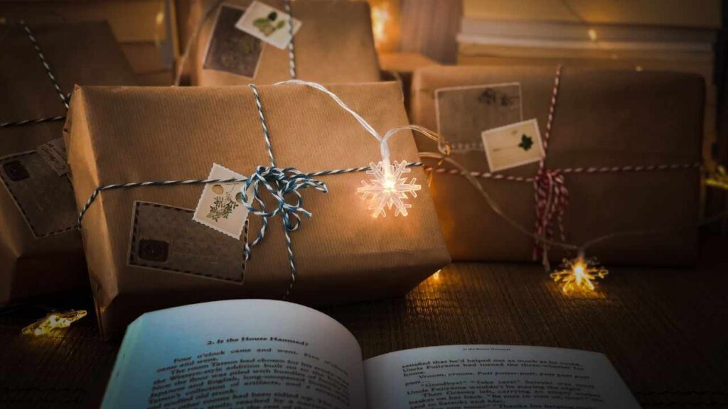 libro aperto con pacchi regalo sullo sfondo